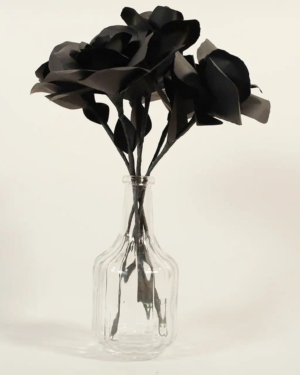schwarzer Papierblumenstrauß