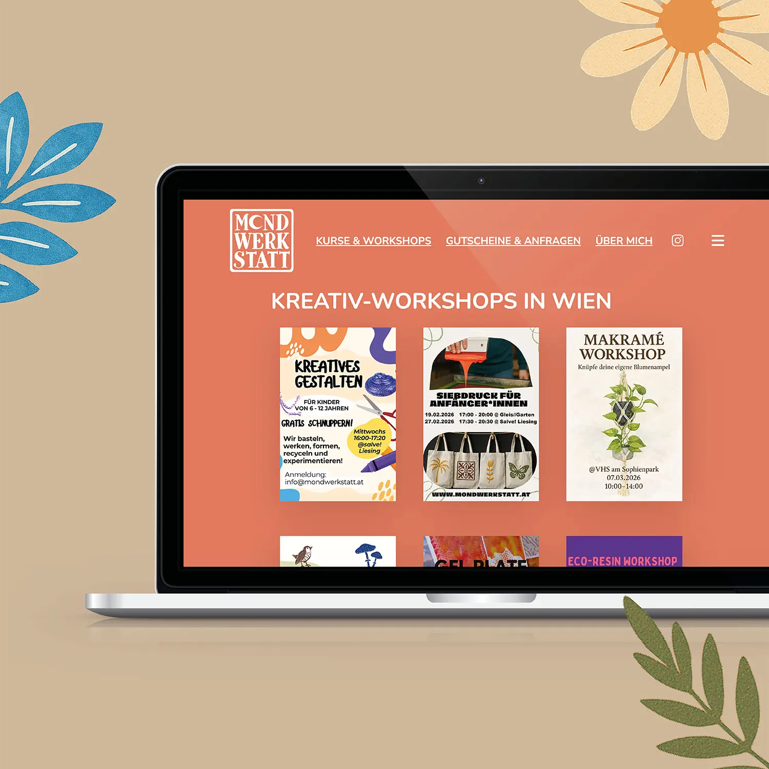 Laptop auf beigem Hintergrund und Zeichnungen von Pflanzen rund herum