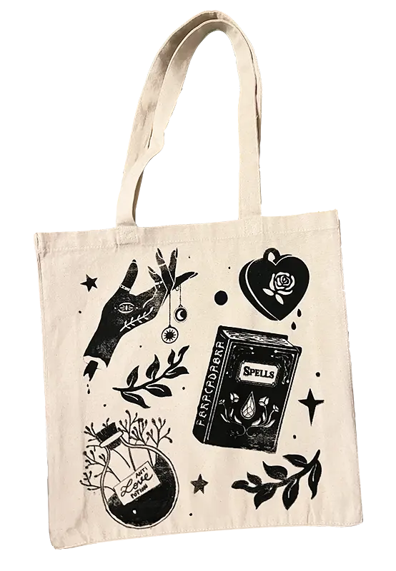 Baumwolltasche mit aufgedruckten Symbolen, ein Herz mit Rose und Bluttropfen, ein Zauberbuch, ein Zaubertrank "Anti-Love-Potion", eine Zauberhand