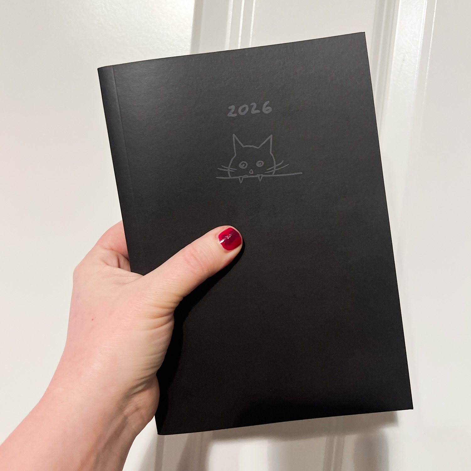 Terminplaner mit schwarzem Cover und Katzenmotiv