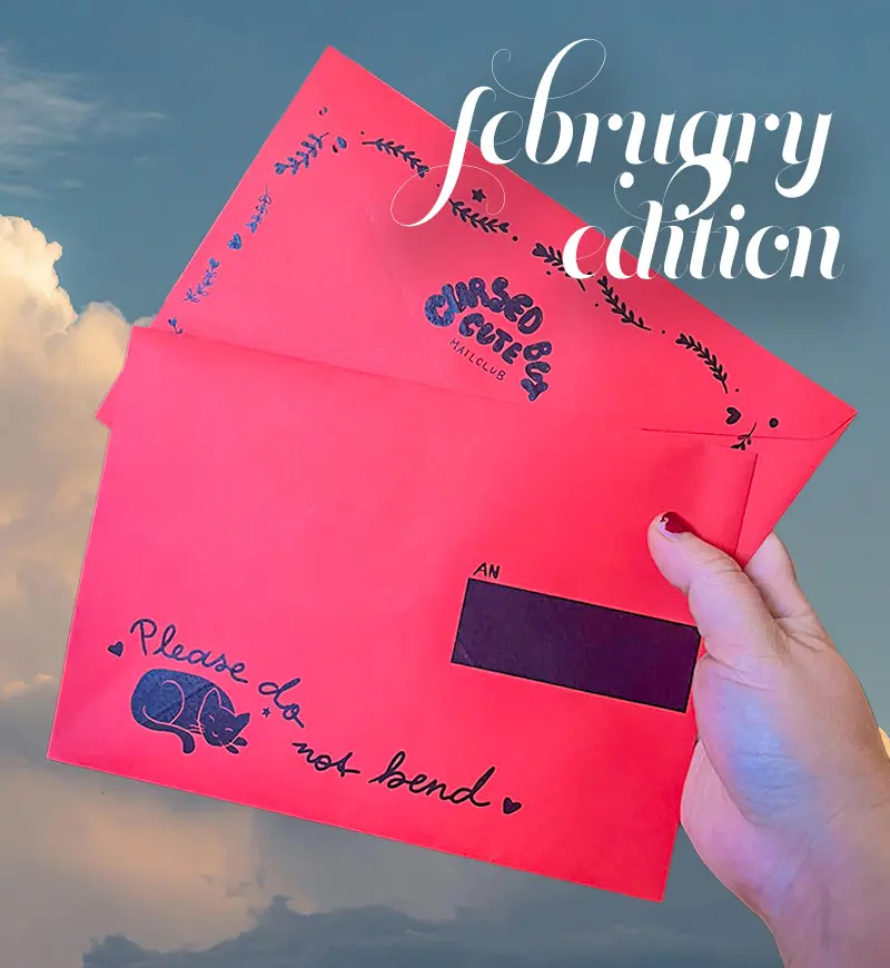 Eine Hand die zwei Briefkuverts hochhält